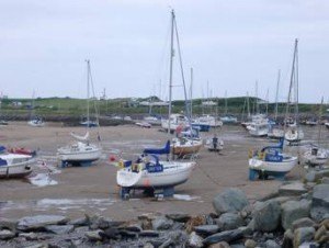 shell island, boat, estuary, tide gone out, no water, high and dry, low tide, boats, tidal harbour